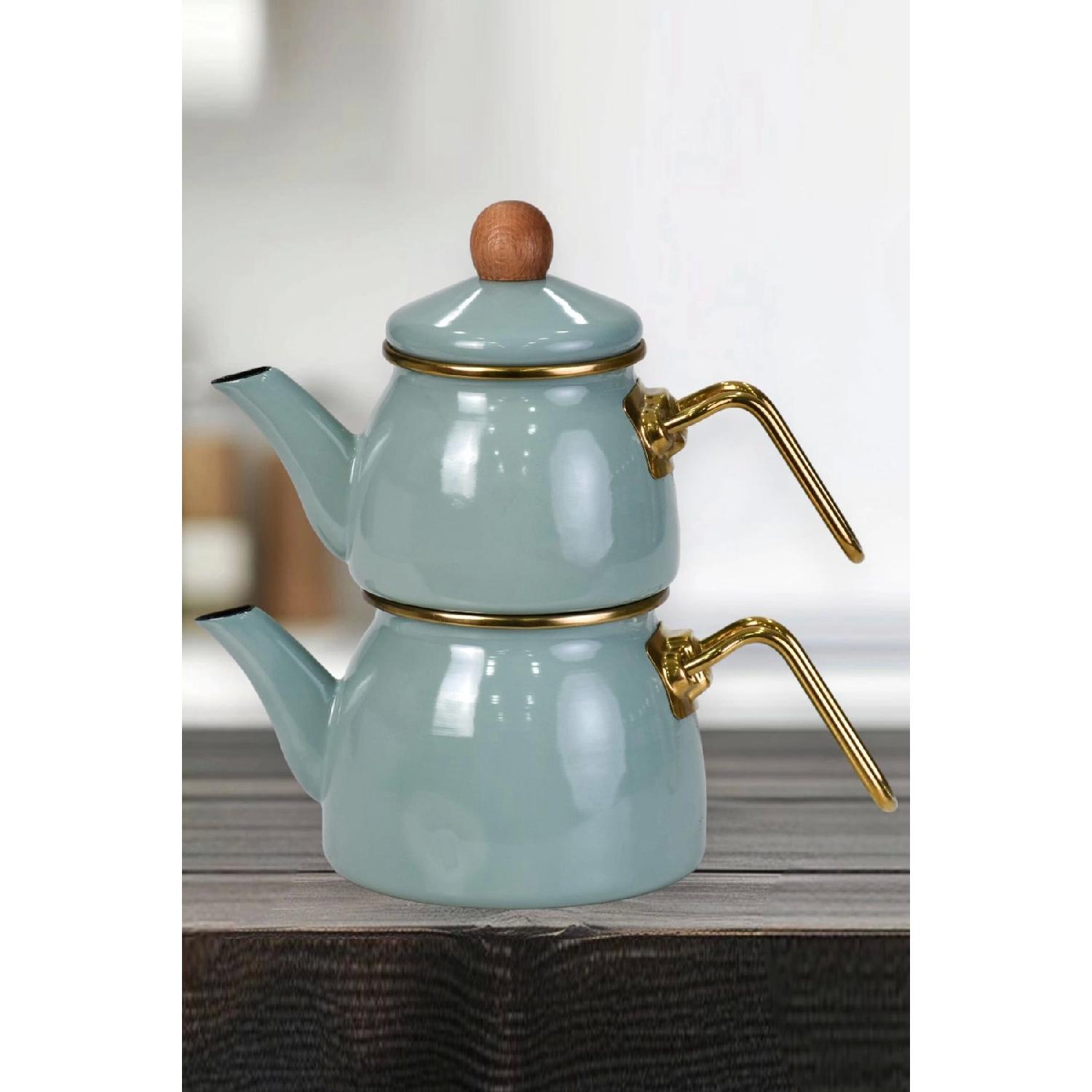 

Мягкий зеленый мини-модель эмалированного чайника чистый