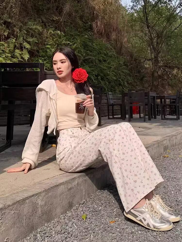 Women's Petite Floral Wide-Leg Pants - Retro High Street Style, Slim Straight Leg, Loose Fit for Casual Wear in Autumn and Summer.