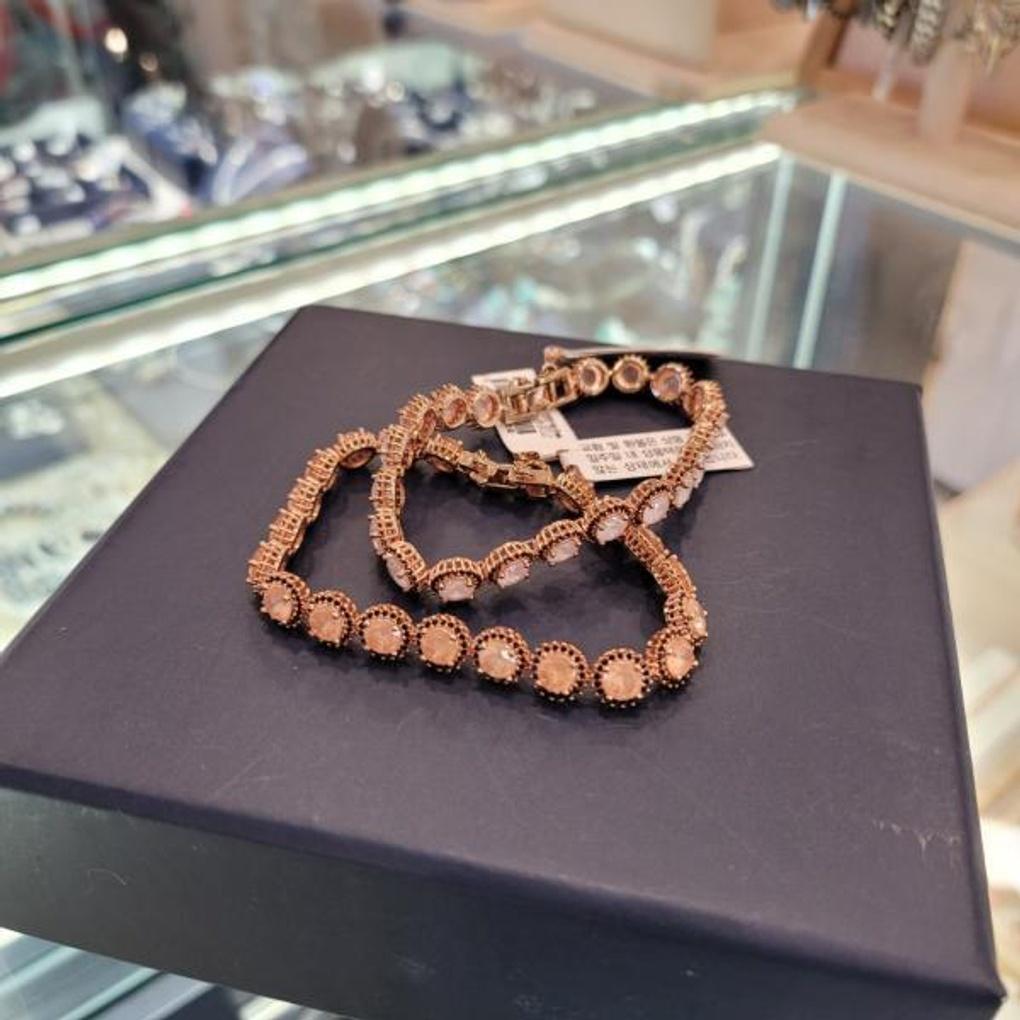 Atria's Luxurious and Stylish Cubic Line Bracelet, JTOBAFR0018, Is Perfect for Everyday Wear.