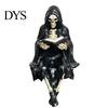 Donkere Opvallende Beeldje Gotische Fantasy Lezend Figuur, Mysterieuze Figuur met Kap Beeldhouwwerk, Hars Beeldhouwwerk Zittende Magere Hein Standbeeld voor Boekenkast,