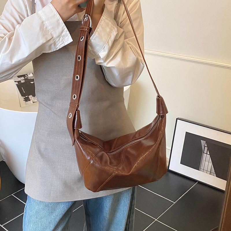 Large capacity women's underarm bag women's 2025 summer new trendy soft leather dumpling bag commuter fashion shoulder messenger bag