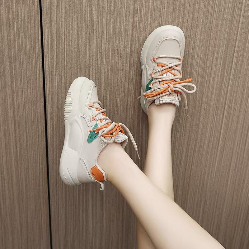 Kleine weiße Schuhe Damen 2025 Herbst neu ins Trend Koreanische Version von Board-Schuhen atmungsaktiv und vielseitig dicksohlig höhenvergrößernd Freizeitschuh