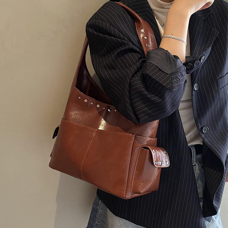Vintage luxury underarm bag women's handbag 2025 autumn and winter new Maillard style simple shoulder commuter bag