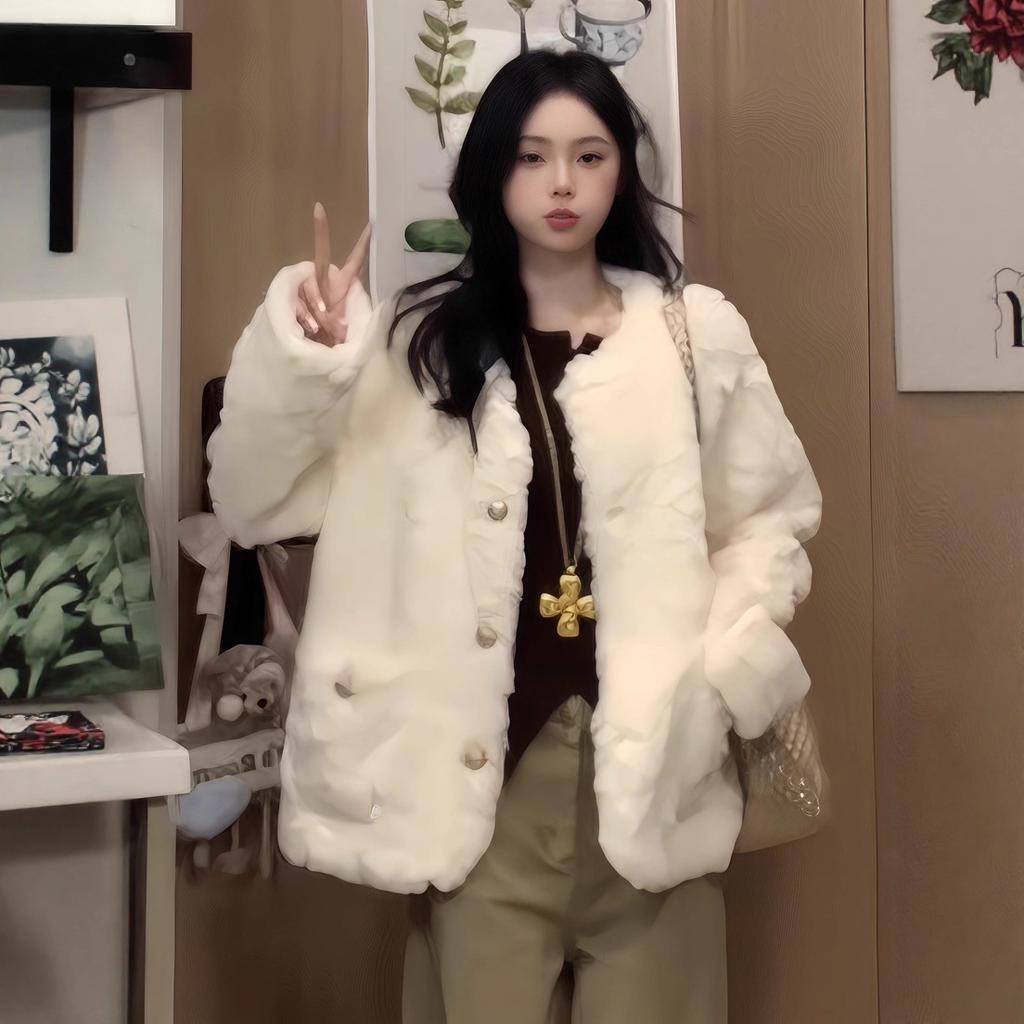 A Lambskin Coat for Women In Winter, Featuring A High-end and Warm Fur Coat