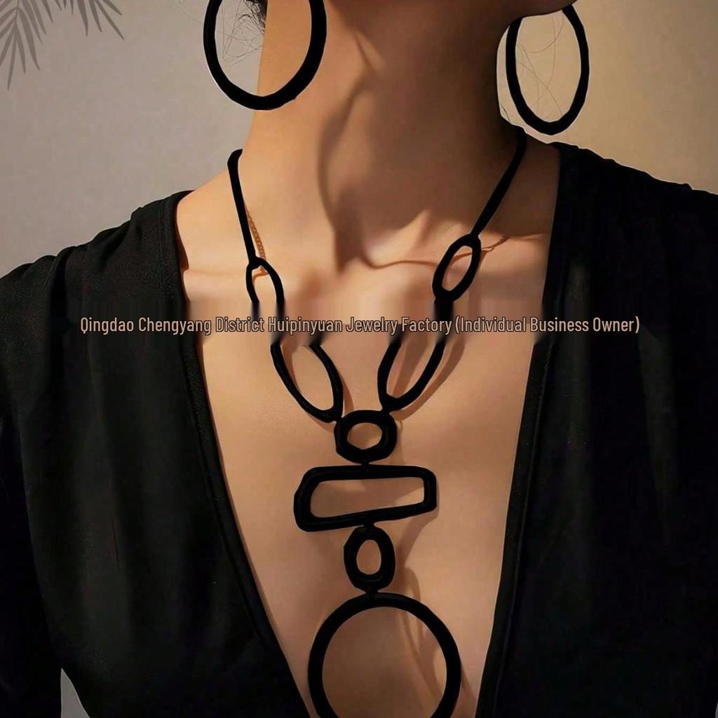 Collana Pendente Linea Geometrica Minimalista con Design Svuotato