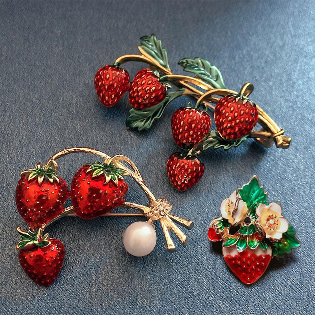 Unique Rhinestones Strawberry Brooch Pin Delicate Fashion Accessory Portable for Clothing and Bags Decoration Casual Wear