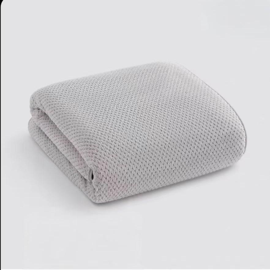 Thickened, No-Shed Coral Fleece Bath Towel with High Absorbency and Soft Plaid Design 70x140 cm светло-серый