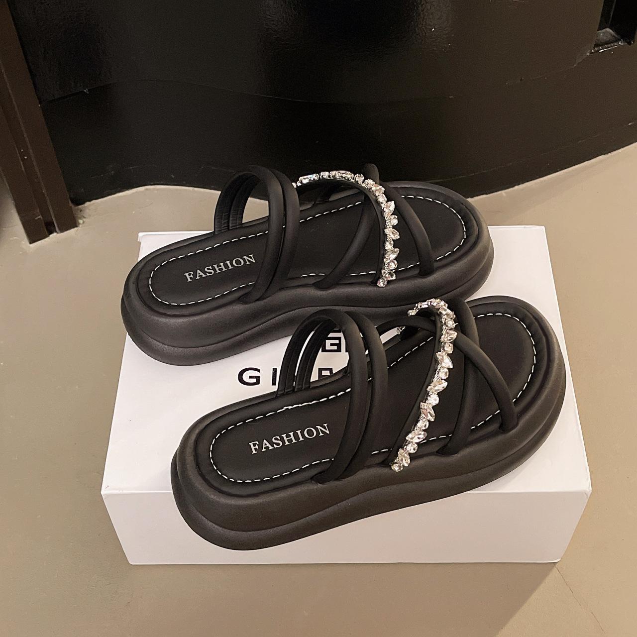 

Stepping on shit soft leather slippers women s 2025 new summer wear one-word drag with skirt non-slip soft sole two wear sandals 35