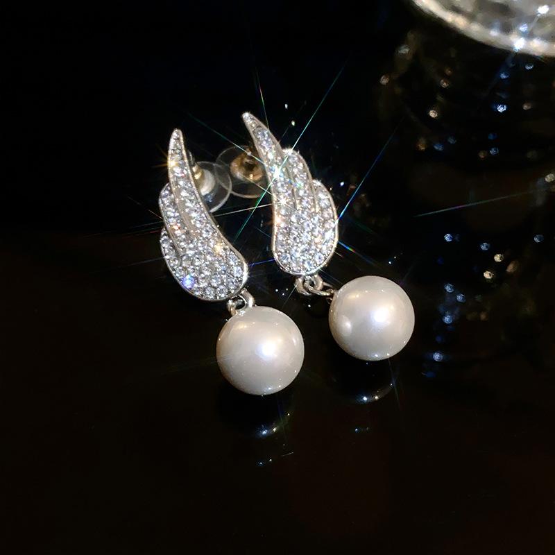 

Diamond wings pearl necklace French fashion high-end collarbone chain new versatile design jewelry women
