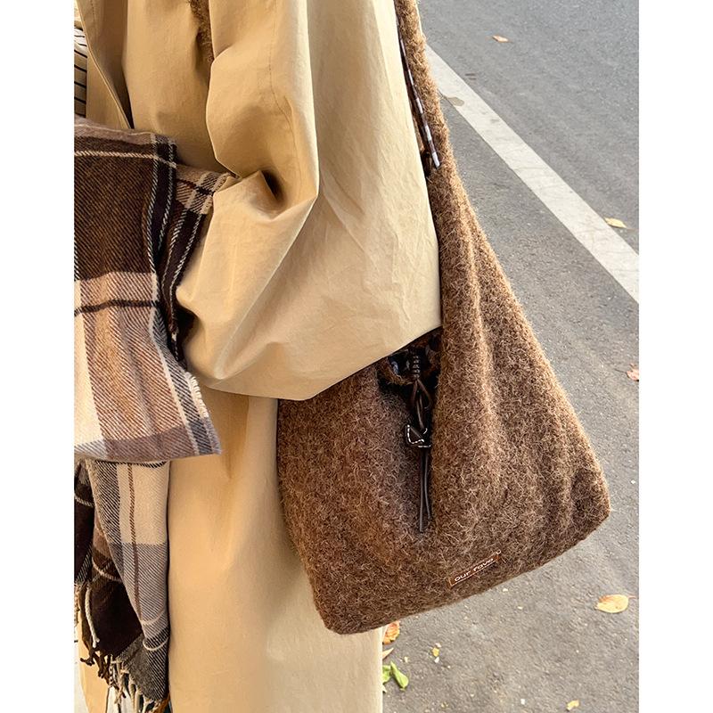 Gentle milk powder color wool bag fashionable shoulder messenger bag new plush double-sided bag premium bucket bag