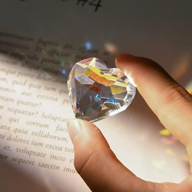 קוביית אור פריזמה צבעונית: תופסן שמש יצירתי, קישוט לשולחן העבודה ומתנת יום הולדת