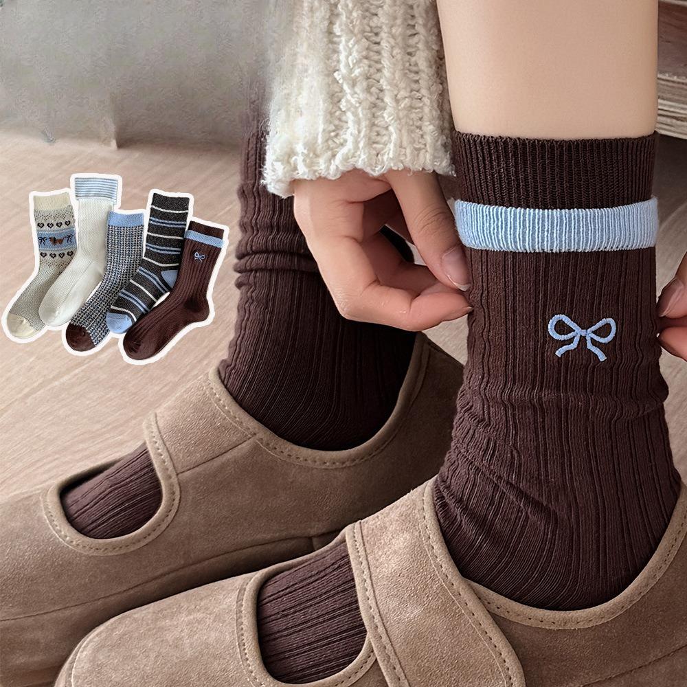 The Women's Mid-calf Socks with A Retro Striped Style In Autumn and Winter, Paired with Loafers, Are Fashionable and Versatile