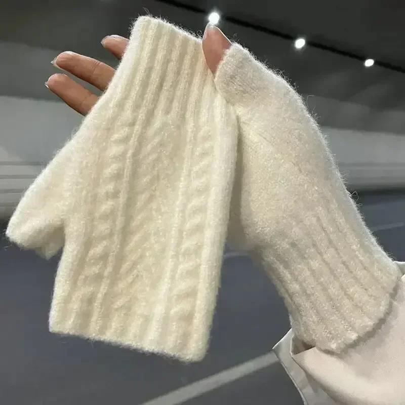 Women's Half Finger Gloves Are Soft and Warm In Winter Wool Like Knitted Arm Gloves and Neutral Black and White Gloves