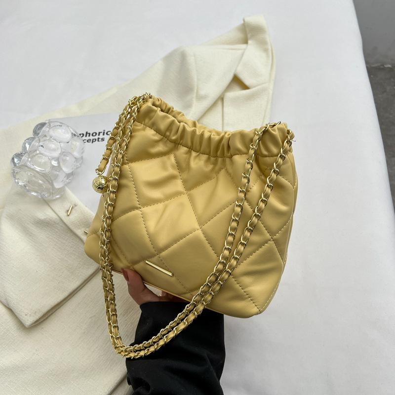 

Niche design bag women s 2025 new summer versatile shoulder messenger bag premium diamond chain bag бежевый