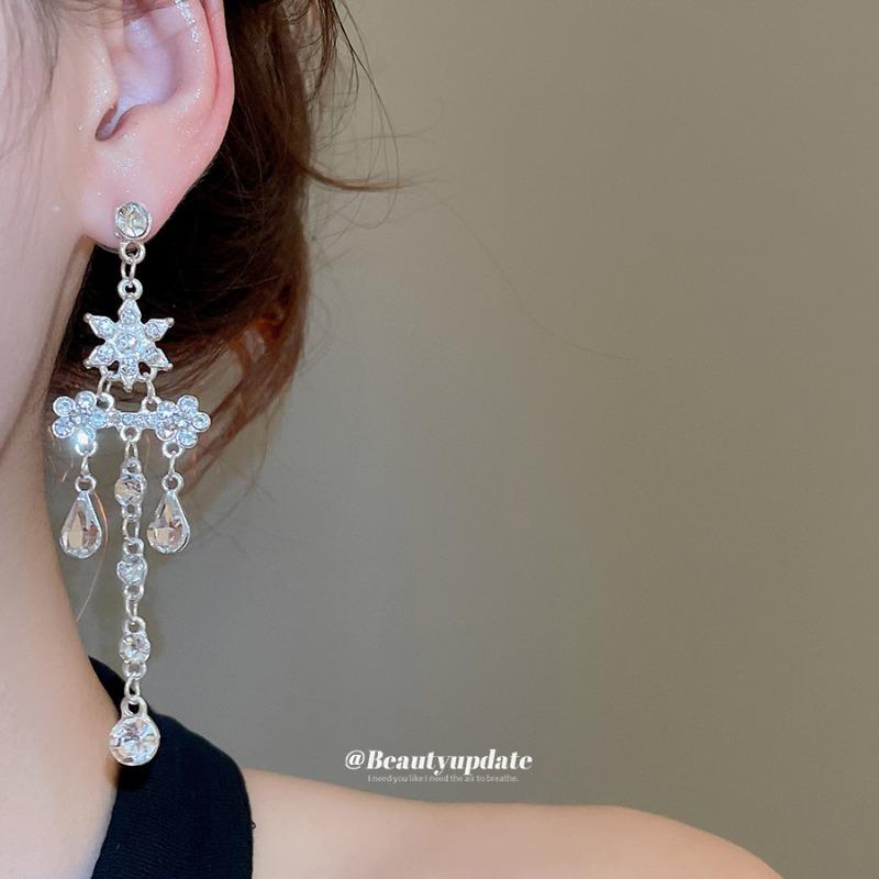 Diamond-encrusted hollow flower fringed necklace earrings set exquisite fashion versatile collarbone chain light luxury high-end jewelry
