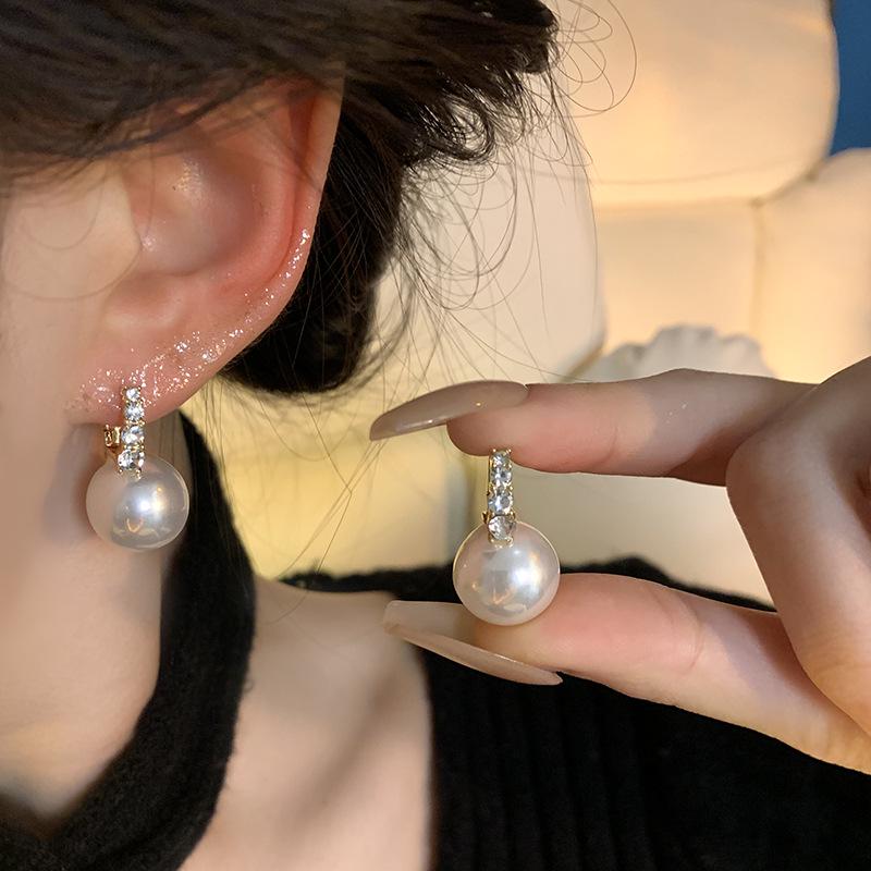 

Серьги-гвоздики из серебра 925 пробы с барочным жемчугом и бриллиантами для женщин - французский ретро-стиль легкой роскоши белый