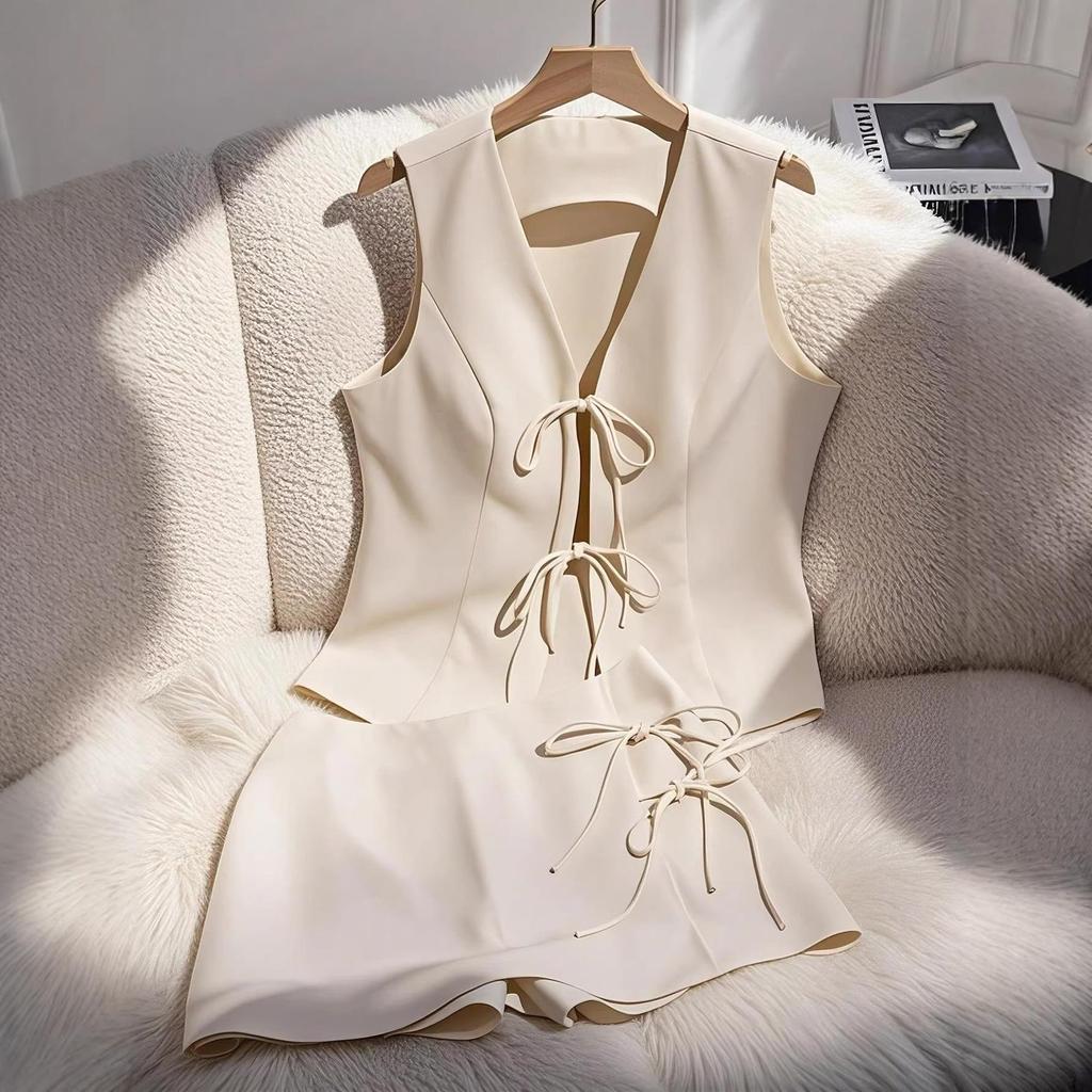 Completo Due Pezzi Estivo Casual da Donna con Top Peplo Senza Maniche Scollo a V Schiena Scoperta Fiocco e Pantaloncini Vita Alta Colore Unico