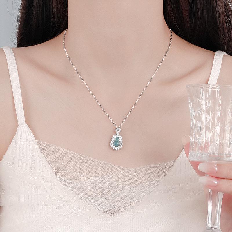 2024 High-End Women's Gourd Pendant Necklace: Light Luxury, Chinese Style, Clavicle Chain for a Chic Cold Temperament.