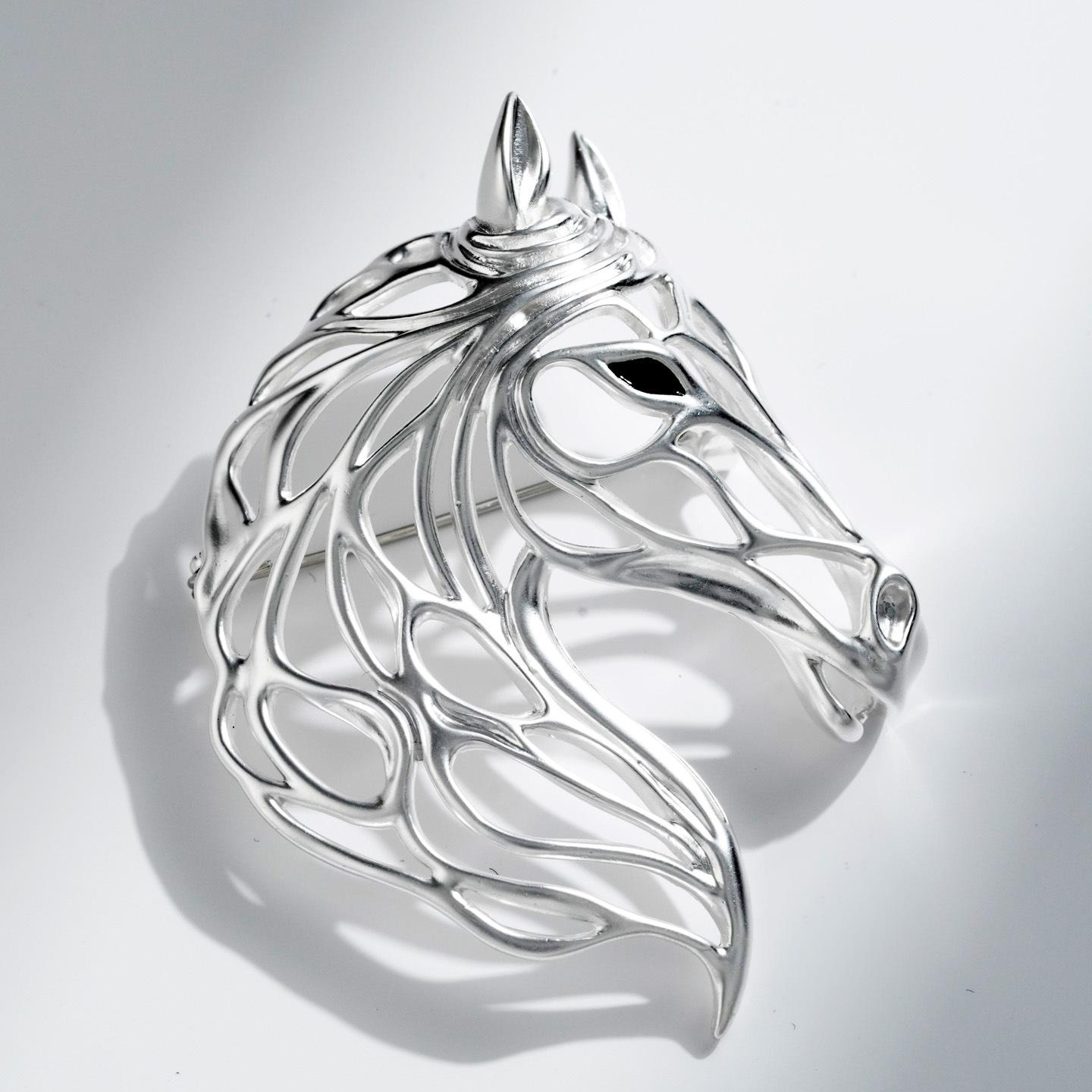 

Personalized Vintage Brass Matte Silver Hollow Horse Head Brooch Fashion Clothing Accessory Corsage