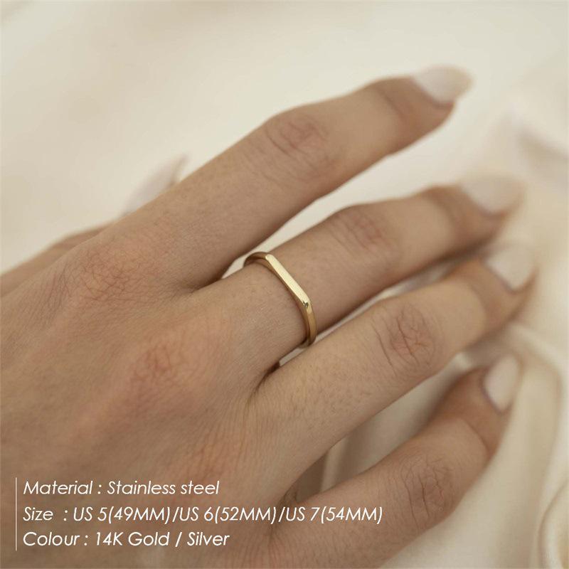 Minimalistischer quadratischer Bandring aus 14K Gold-plattiertem Edelstahl - Nischen-Design, Farbecht für den Zeigefinger.
