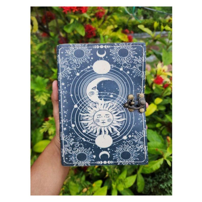 

Винтажный кожаный журнал «Солнце и Луна», кожаный альбом для рисования, книга теней, гримуар «Солнце и луна», подарок для него, рождественский подарок, подарок на день отца 7 x 5 in