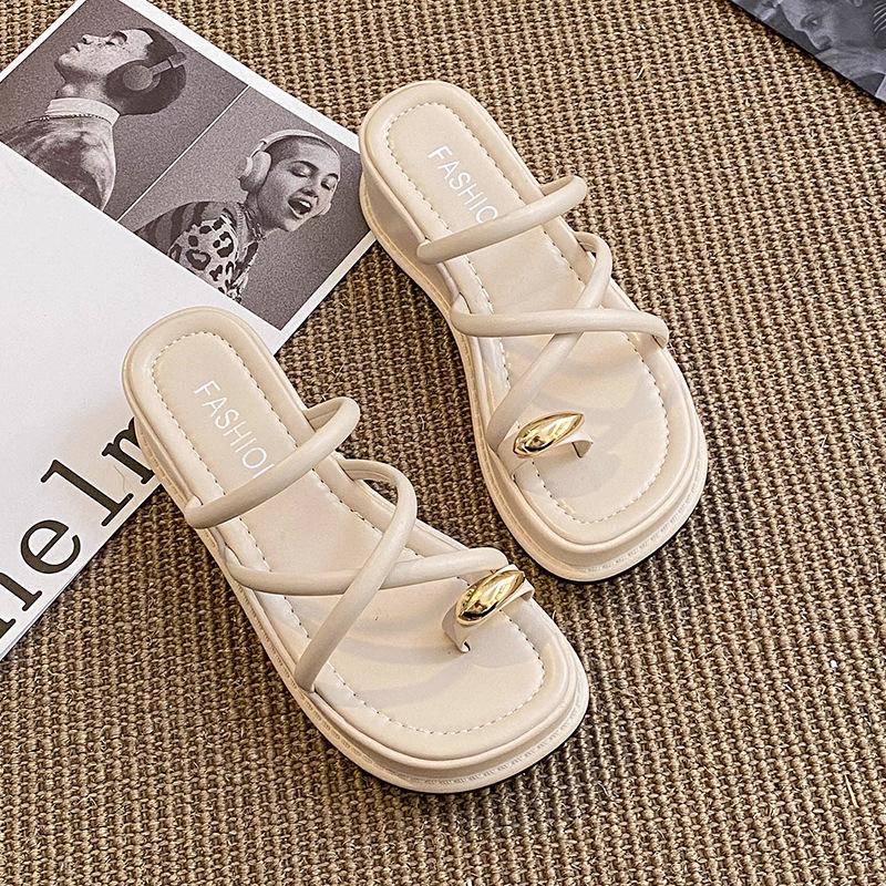 Summer new thick-soled 2025 muffin outer wear slippers pinch feet fashion women's cover toe wedges