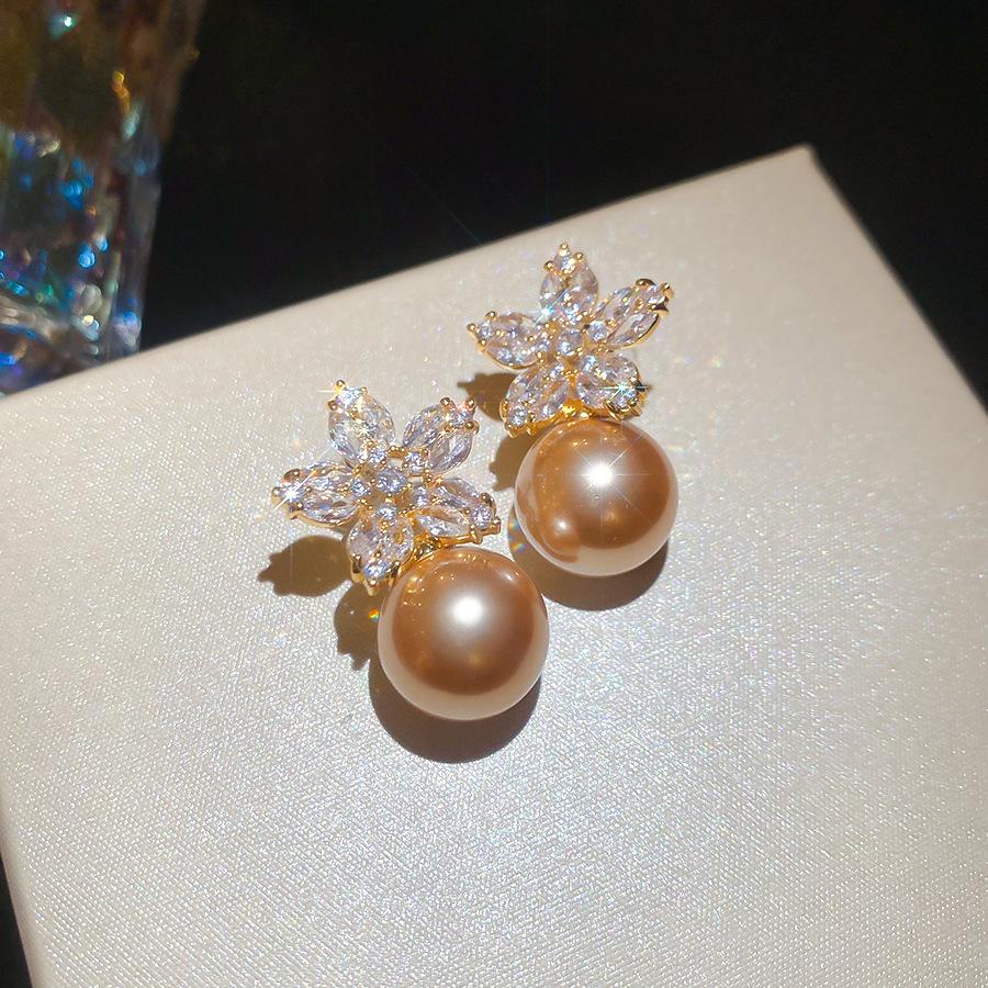 Round Flower Pearl Stud Earrings Retro Elegant Design Sense Niche Earrings Light Luxury Earrings