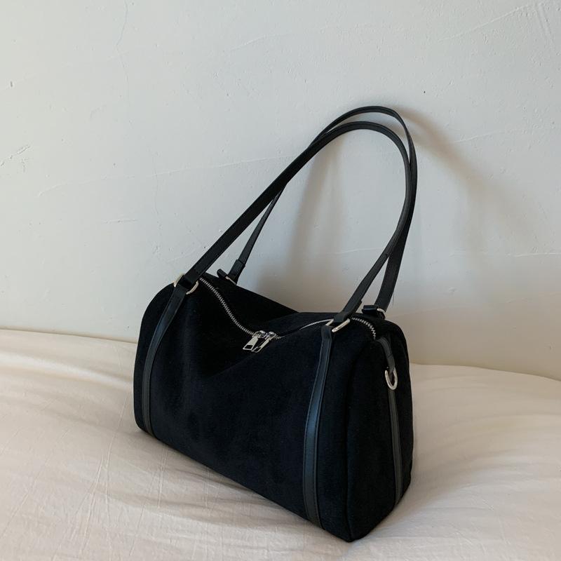 

Вместительная ретро сумка-подушка на плечо женская 2025 осень новая трендовая модная матовая в иностранном стиле сумка-мессенджер чёрный