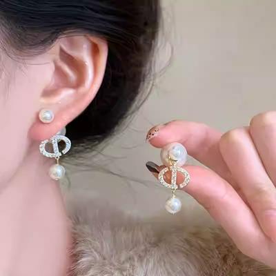 Silbernadel mit Diamanten, Schweinenase, Perlenstecker, ein zweifach tragbarer Ohrring, Französische Retro-Ohrringe.