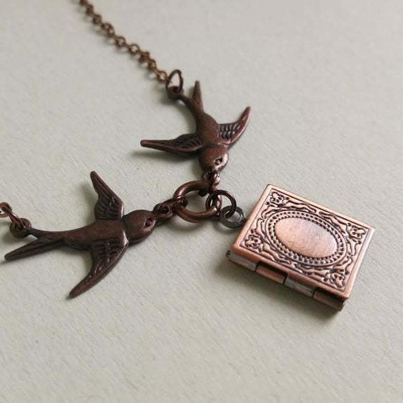 Vintage Kwadratowy Medalion Naszyjnik z Wisiorkiem Jaskółki