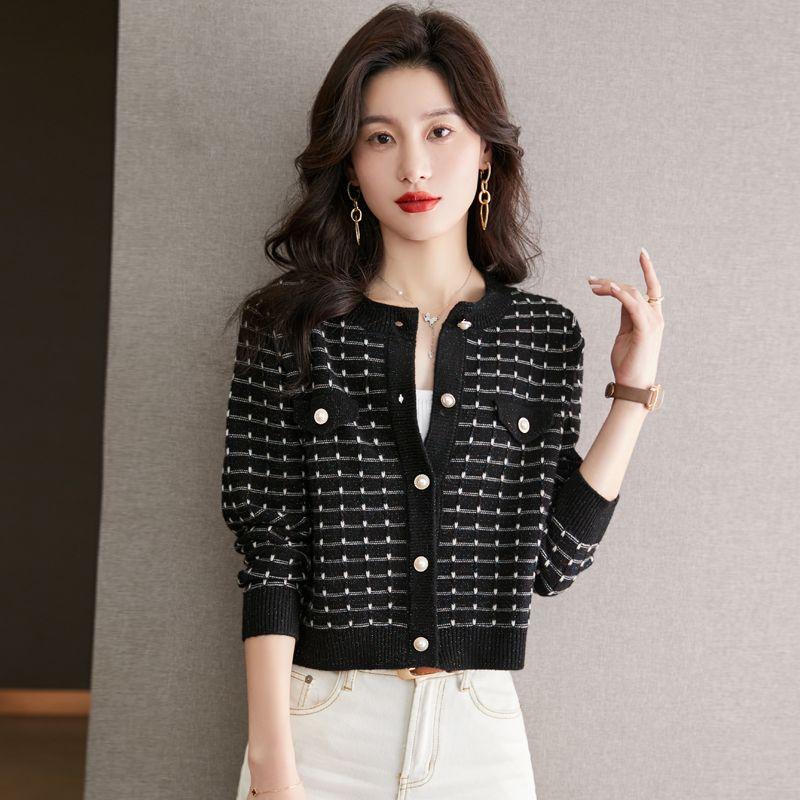 Xiaoxiangfeng Short Sweater Small Coat Knitted Cardigan Women's Autumn 2026 New Plaid Overlay Top Spring and Autumn