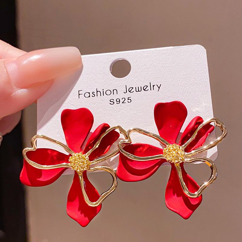 

Simple and sweet double flower petals silver needle stud earrings commuter versatile earrings