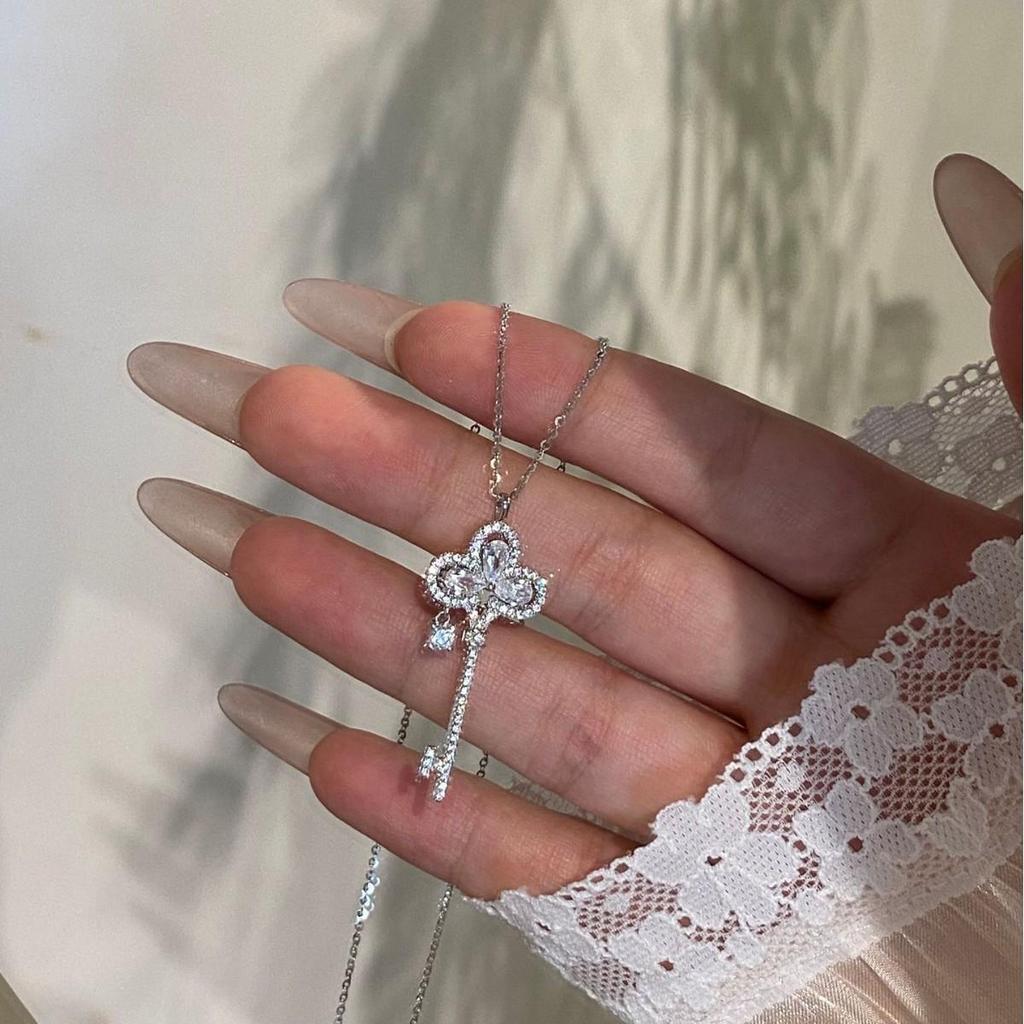 Collar con Colgante de Llave de Corona de Plata de Ley S925 de Alta Gama con Diamante - Cadena Clavicular de Lujo Ligero para Primavera/Verano.