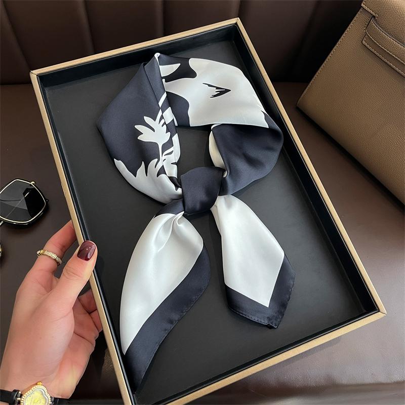 2025 Summer Leopard Print 70cm Square Beach Silk Scarf Casual Bufanda Thin Bandana Neck Women Head Wrap Hair Scarves Shawl