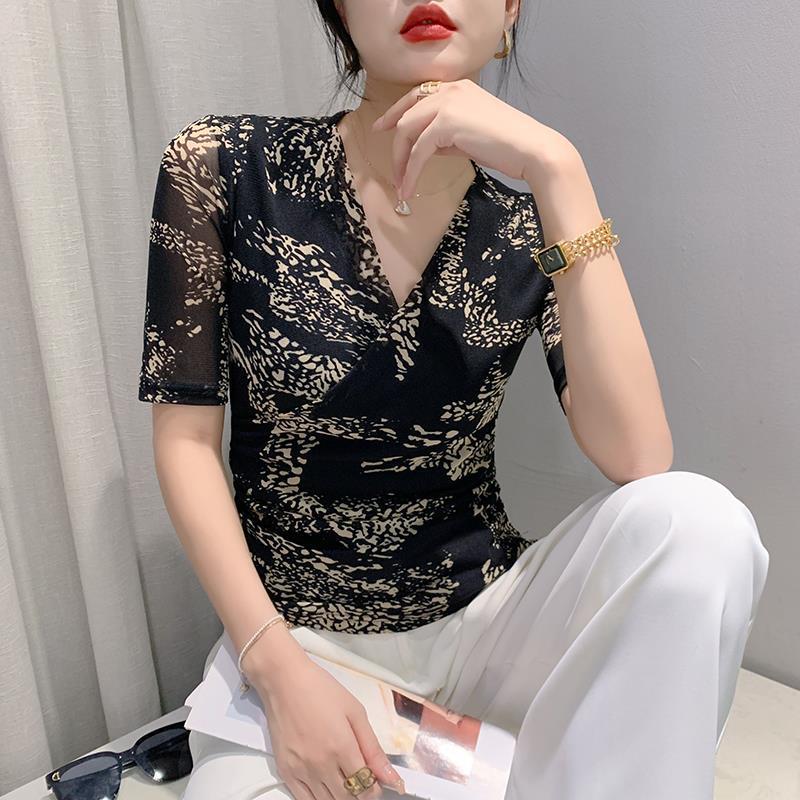 2023 Women's European Slim-Fit V-Neck Mesh Print Mid-Sleeve Pleated T-Shirt
