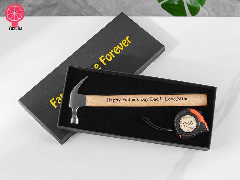 Gravírovaná sada svinovacího metru a kladiva - Jedinečný dárek ke Dni otců nebo pro přítele