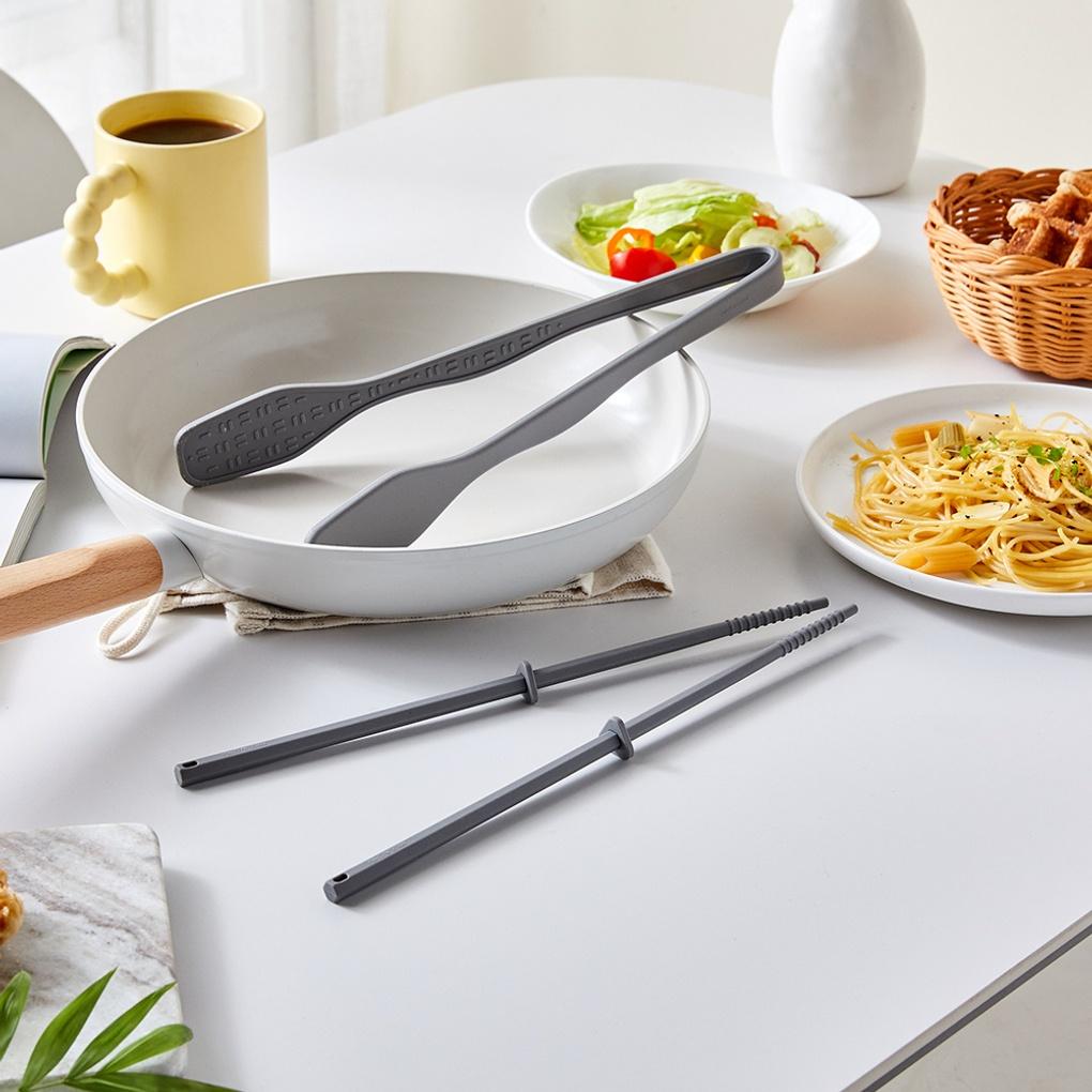 1 Pair of Silicone Cooking Chopsticks That Don't Touch the Floor