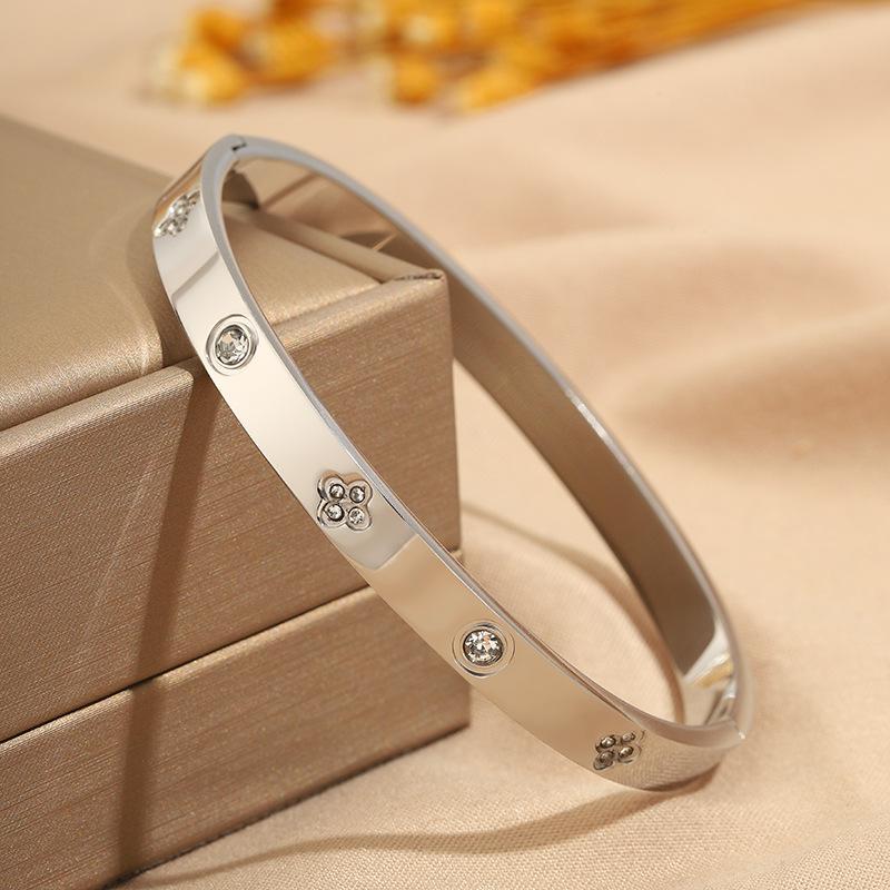 Hot-selling titanium steel bracelet, girls' high-end sense of fashion, popular light luxury in Europe and the United States, Gypsy star love diamond