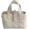 Diese exquisite quadratische kleine Handtasche ist eine vielseitige und modische Umhängetasche für Damen.