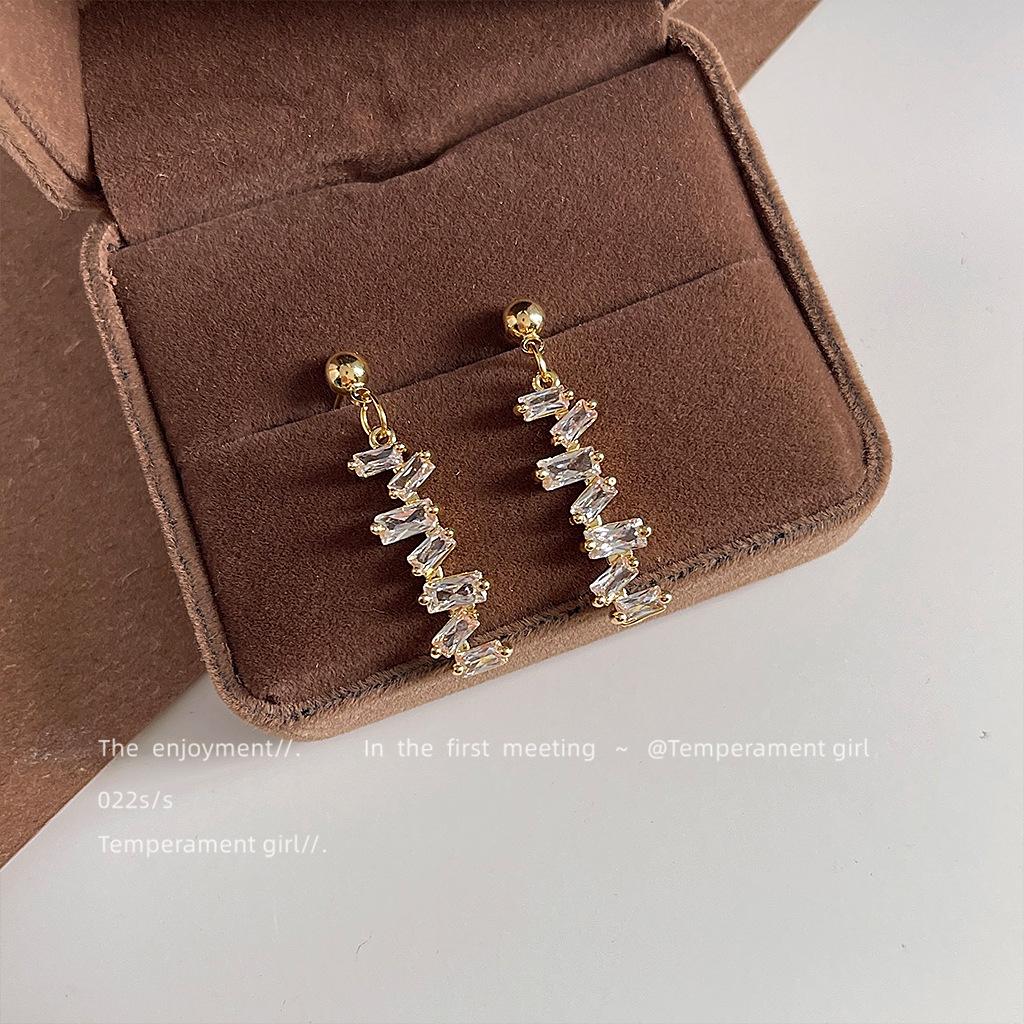 

Micro-inlaid zircon 925 silver needle plated 14K stud earrings, fashionable versatile temperament earrings.