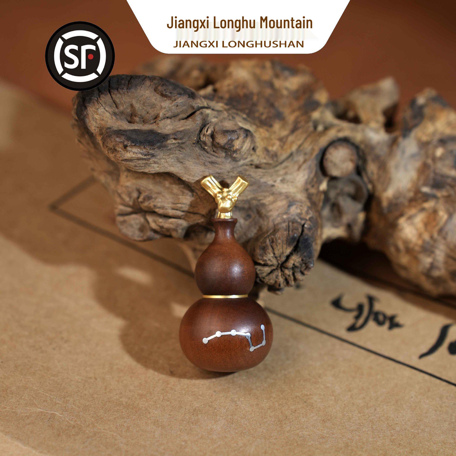 

Longhu Silver-Inlaid Gourd Pendant: Lightning-Struck Jujube & Copper Peace Car Charm. 5*2cm
