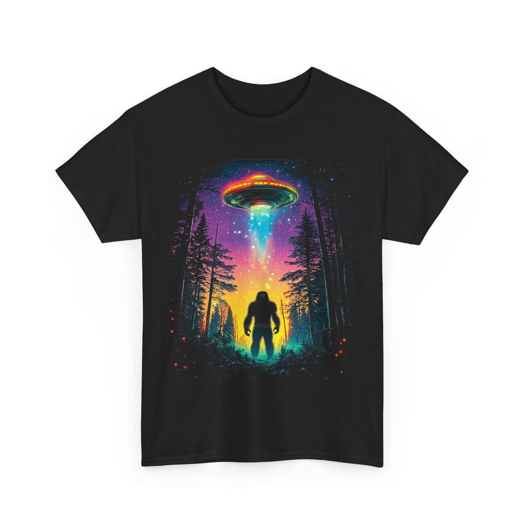 Maglietta Bigfoot UFO Alieni | T-Shirt con Arte Aliena | Maglietta Grafica UFO | Spazio Sci-Fi