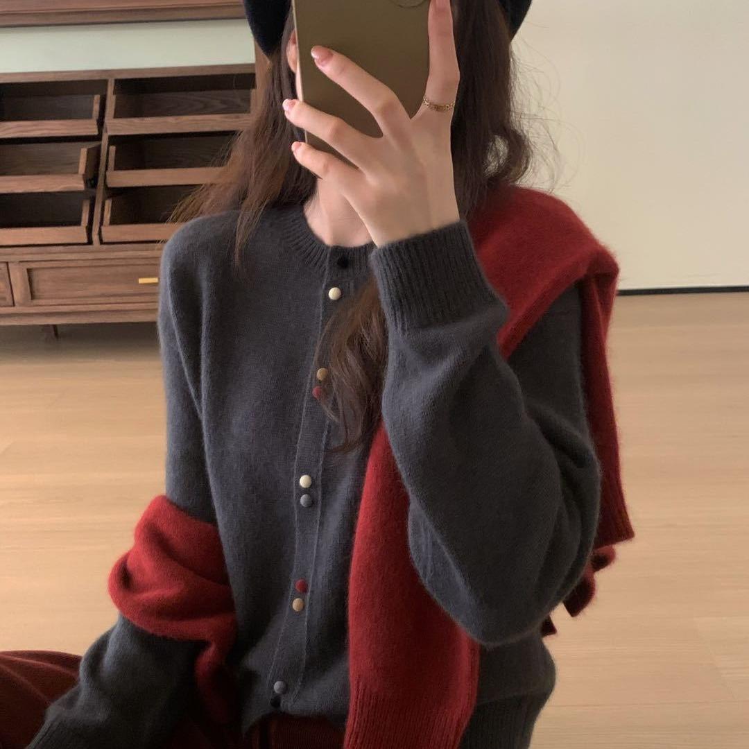 

Autumn and winter French chic colorful button-down crew-neck knitted cardigan women s high-end sense fashion versatile sweet soft waxy outer wear 410-83 (average size) темно-сірий