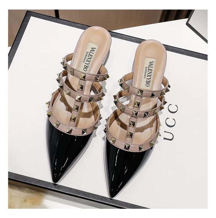 

Новые крутые шлепанцы с острыми заклепками, женская уличная обувь, толстый каблук, средний каблук, с закрытым носком, полушлепанцы, нюдовые модные сандалии, лето 37