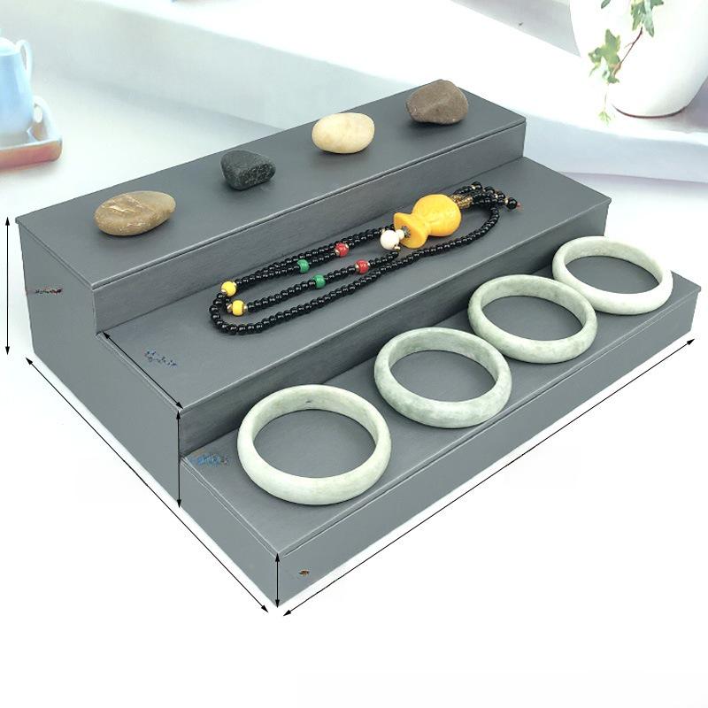 Suport de Expunere Bijuterii din Catifea pentru Inele & Brățări - Formă Trapezoidală cu Accente Aurii și Argintii