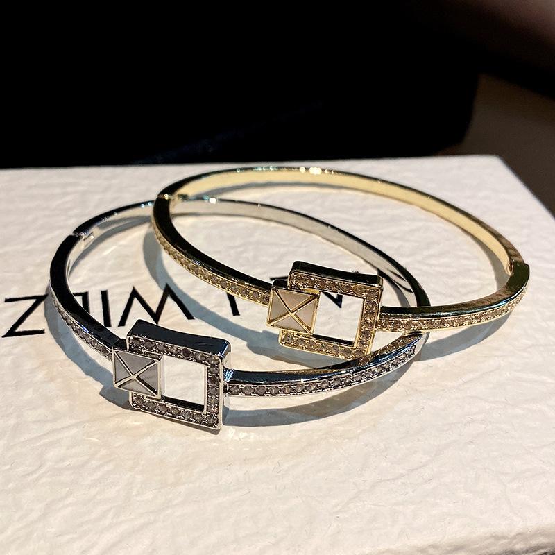 New Women's Bracelet Twisted Small Flower Bracelet European and American High-end Temperament Bracelet