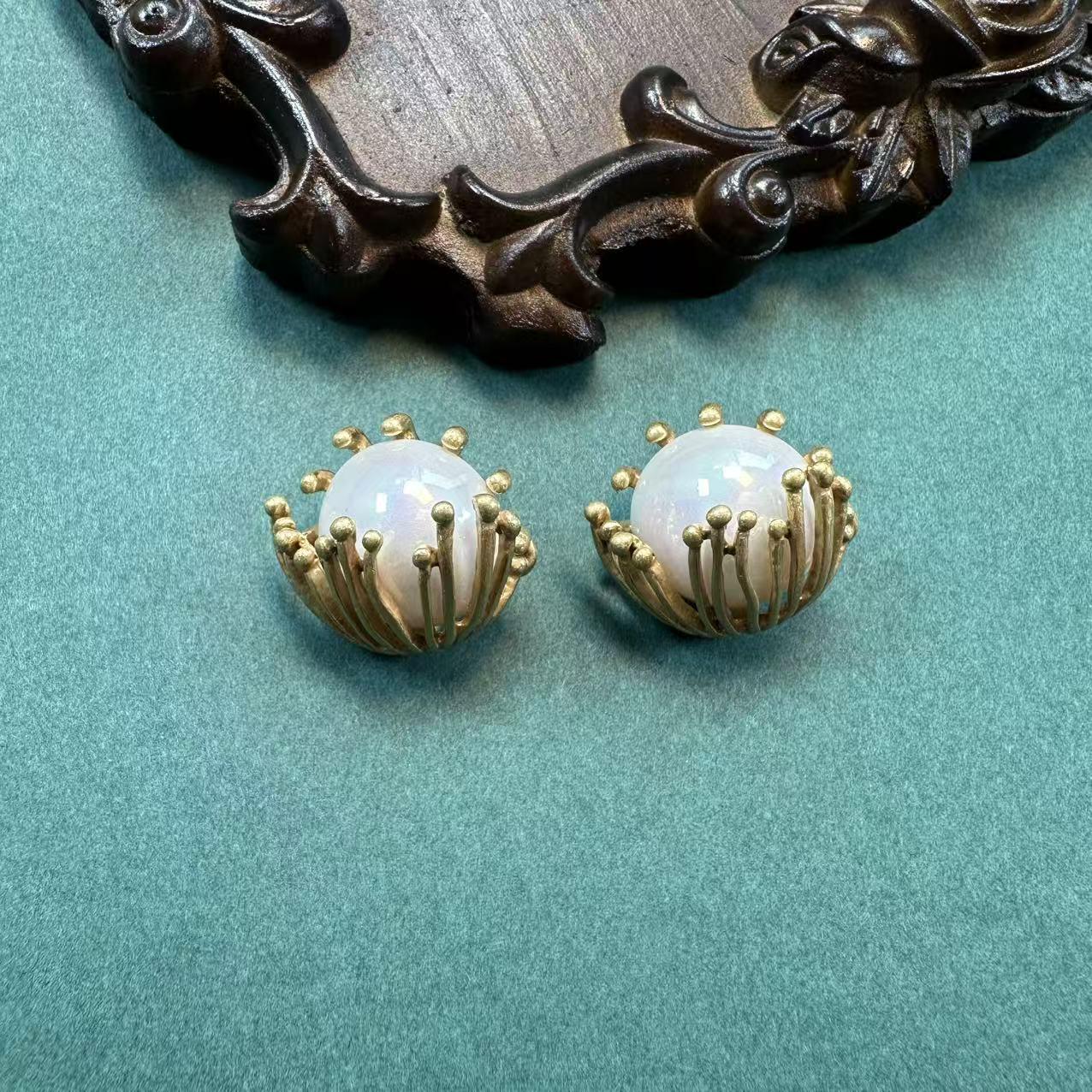 Винтажный состаренный набор броши и серег из перламутра с дизайном фейерверка