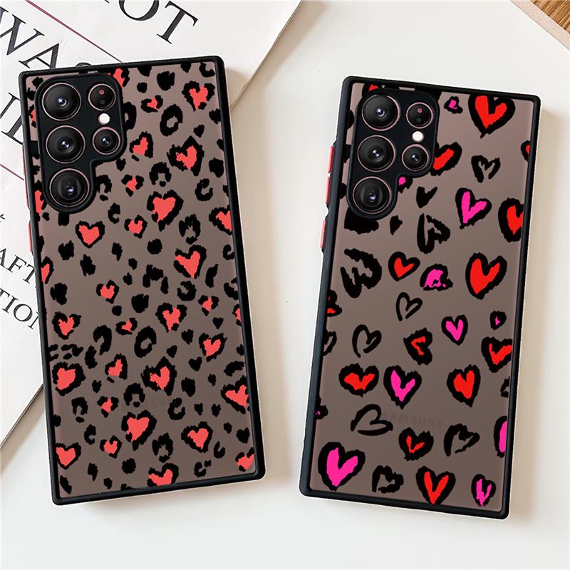 "Capa 2 em 1 para Celular com Estampa de Coração de Leopardo Pintado e Toque de Pele para Samsung S25 Ultra"
