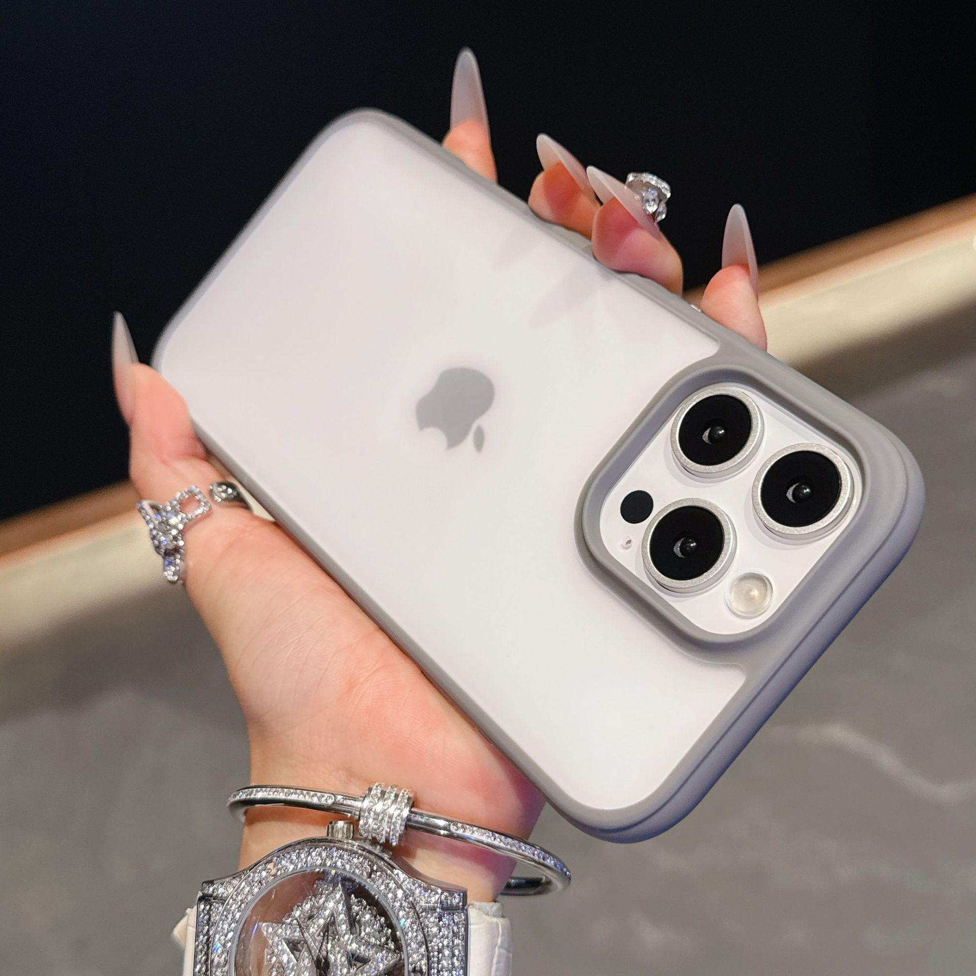 

Телефон подходит для оригинального iPhone 16 Pro Max с ощущением, как кожа, матовым чехлом, металлическими кнопками на iPhone 15 и 14-дюймовым противоударным iPhone12pro