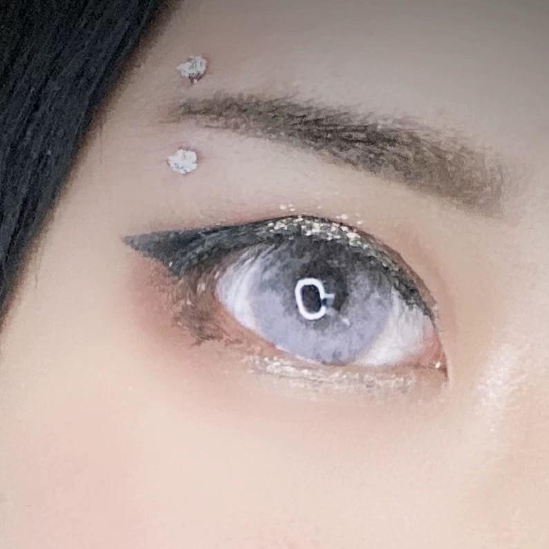 L'enfant de Satan: Piercings de luxe pour sourcil, arête du nez, doigt, dent, cartilage d'oreille et nombril